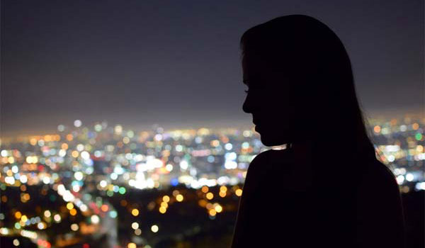 夜景と女性